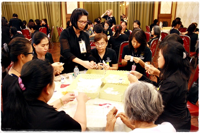 ﻿กรมบังคับคดีร่วมเป็นจิตอาสาประดิษฐ์ดอกไม้จันทน์ ใน “โครงการจิตอาสาประดิษฐ์ดอกไม้จันทน์พระราชทาน”